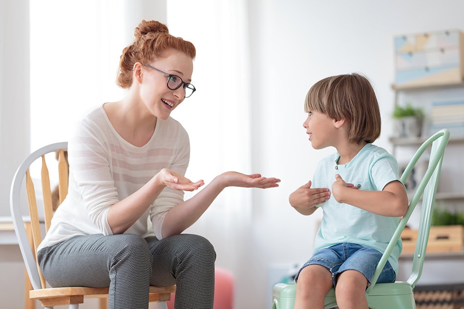 Einzeltherapie eines Jungen durch eine Therapeutin