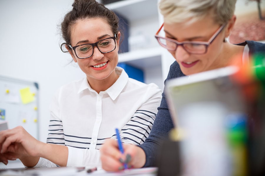 Schulbegleiterinnen treffen sich zu einer Besprechung