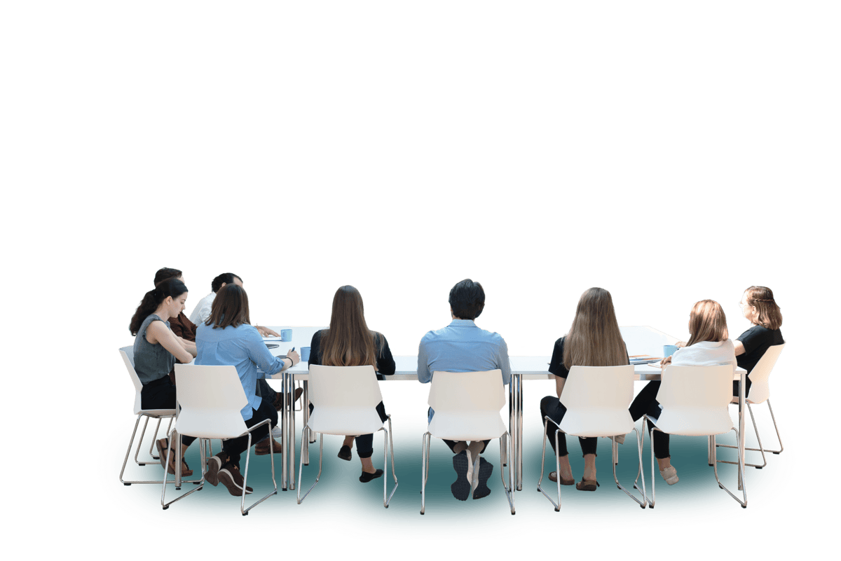 Personen sitzen an einem Tisch und hoeren einen Vortrag